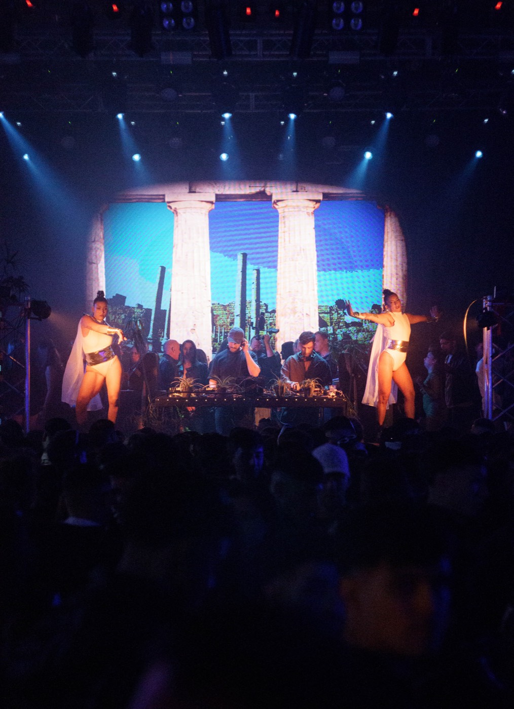 Escenario de columnas iluminadas